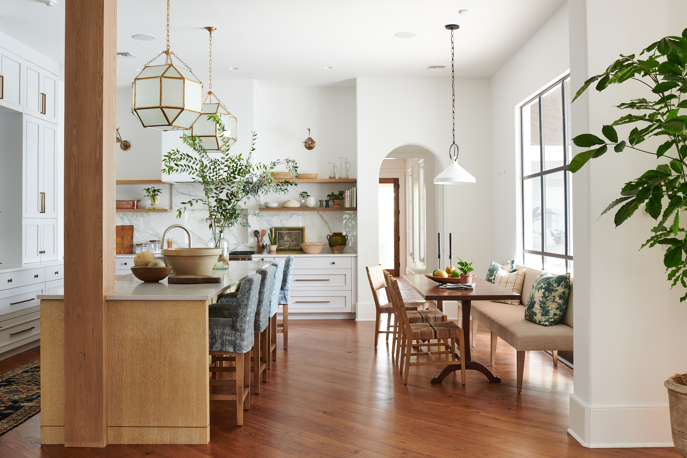 Kitchen island with seating area and plants Alison Gootee Photography for Logan Killen Interiors 