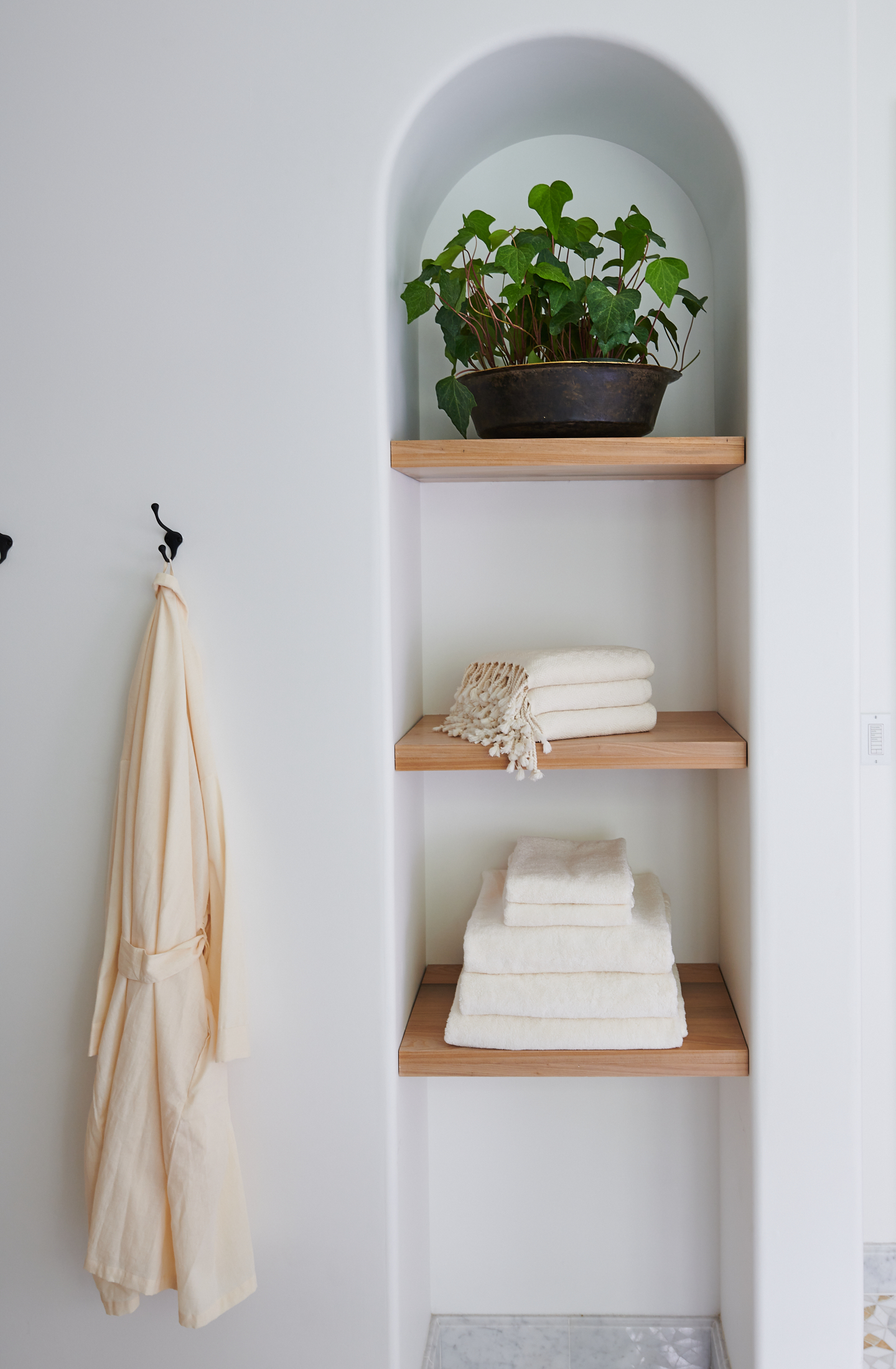 Bathroom Shelves with towels by Alison Gootee Photography for Logan Killen Interiors 