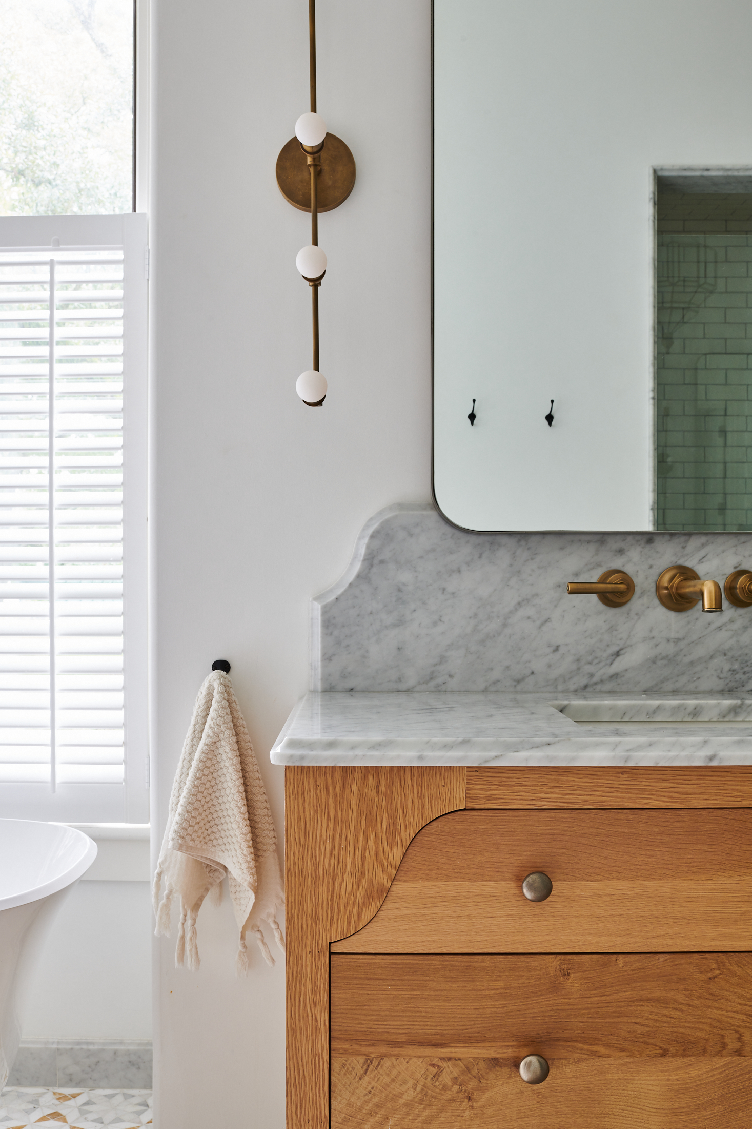 Marble backsplace sink by Alison Gootee Photography for Logan Killen Interiors 