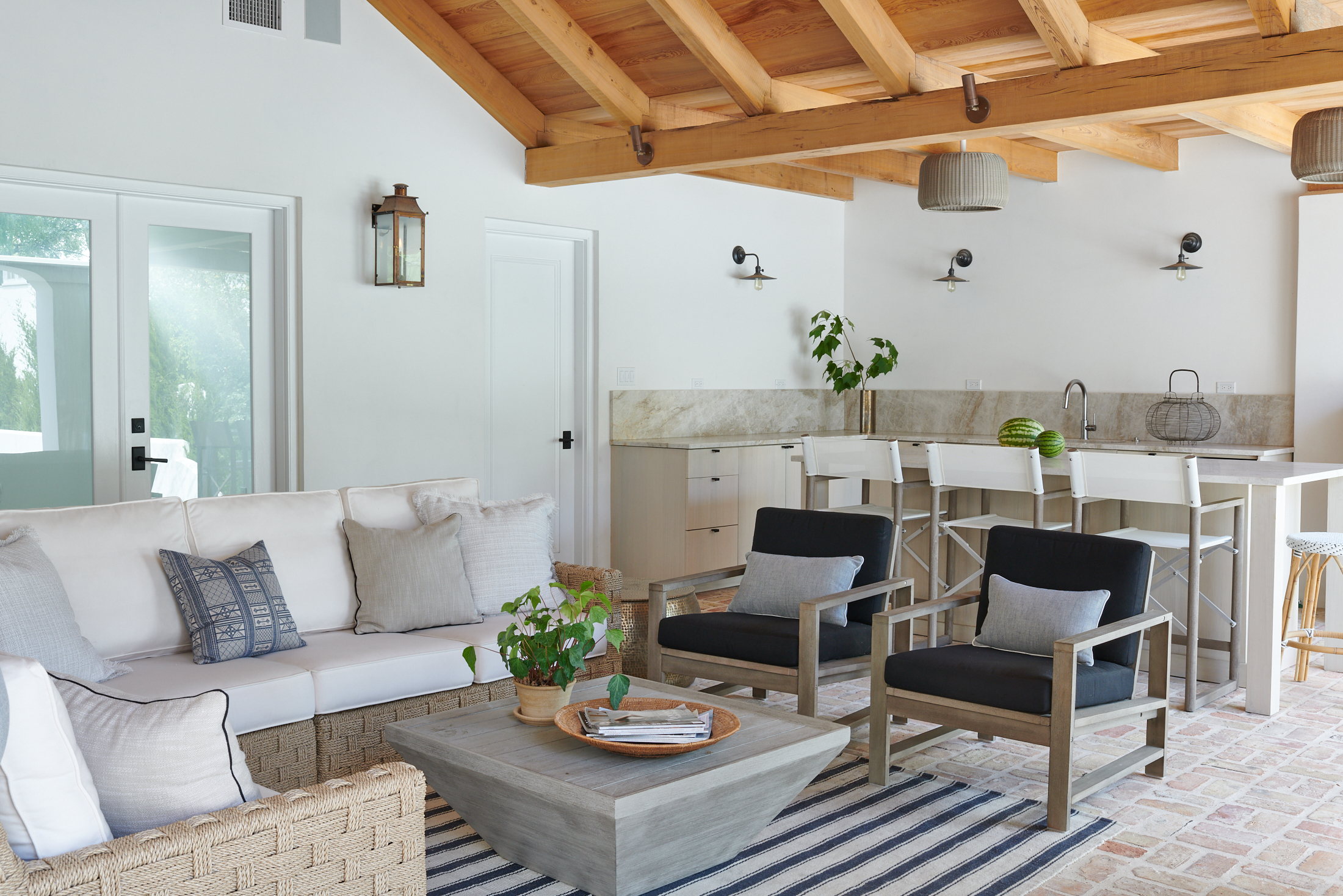 Outdoor seating area in neutral colors by Alison Gootee Photography for Logan Killen Interiors 